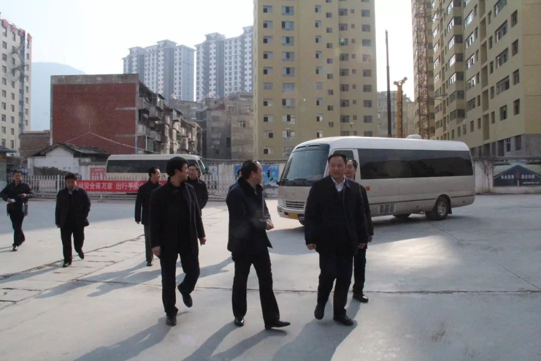 隴南市委常委、常務(wù)副市長張慶宏、副市長徐世林、市人大副主任陳榮等一行深入隴運(yùn)集團(tuán)公司武都汽車站開展春節(jié)前走訪慰問活動(dòng)