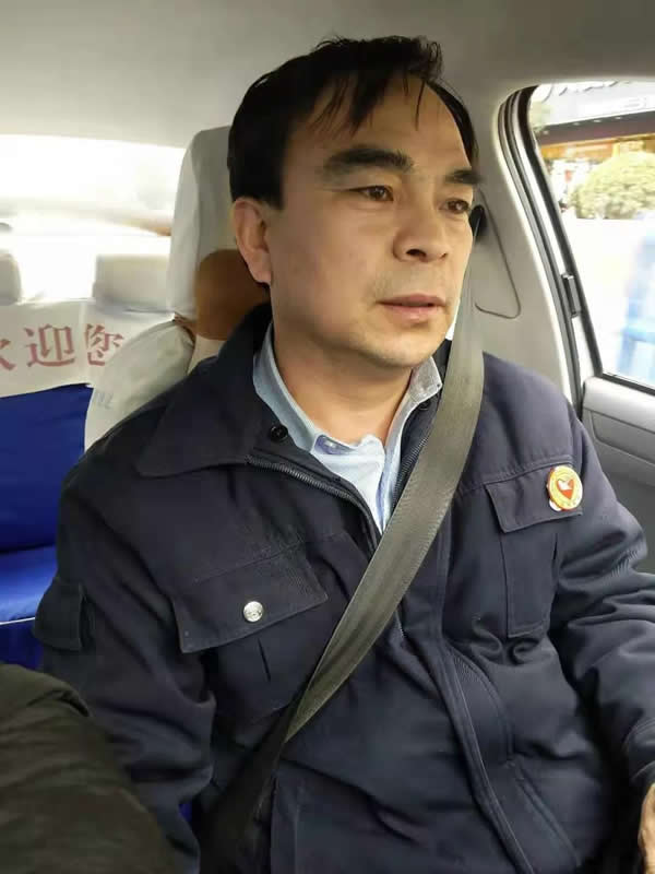 【拾金不昧】為隴運(yùn)集團(tuán)潤(rùn)祥出租車公司駕駛員“王劉德”點(diǎn)贊??！