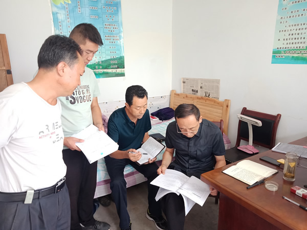隴運集團公司黨委書記、董事長李寅祥深入琵琶鎮(zhèn)寧強村檢查指導(dǎo)幫扶工作