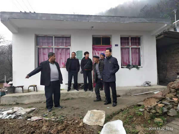 隴運(yùn)集團(tuán)公司開(kāi)展“解難題、辦實(shí)事、送溫暖”主題黨日活動(dòng)